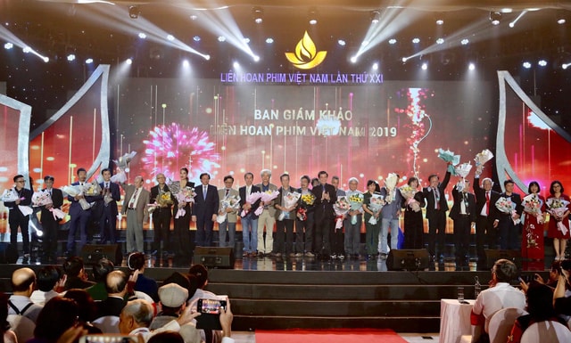 Các Ban Giám khảo Liên hoan Phim Việt Nam lần thứ XXI ra mắt tại Lễ Khai mạc. Ảnh: toquoc.vn