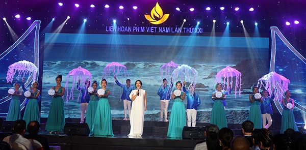 Chương trình Lễ khai mạc dựa trên ý tưởng từ chủ đề biển đảo Việt Nam và điểm nổi bật trong Lễ khai mạc Liên hoan Phim năm nay là phần ca nhạc trẻ trung, sôi động... Ảnh: toquoc.vn