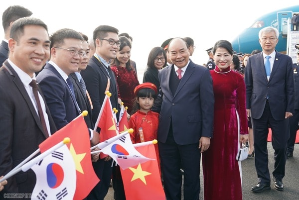 Lễ đón Thủ tướng Nguyễn Xuân Phúc và Phu nhân tại sân bay quân sự Gimhae, Busan. Ảnh: VGP