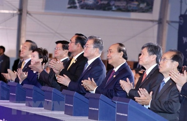 Tổng thư ký ASEAN Lim Jock Hoi, Thủ tướng Chính phủ Nguyễn Xuân Phúc, Tổng thống Hàn Quốc Moon Jae-in và các nhà Lãnh đạo ASEAN thực hiện nghi thức động thổ thành phố thông minh Eco-Delta. Ảnh: TTXVN