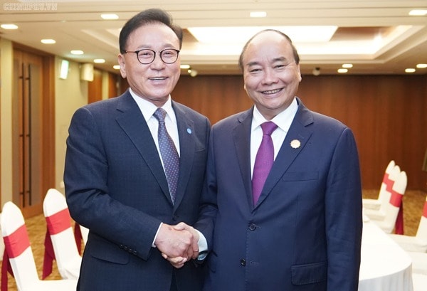 Thủ tướng Chính phủ Nguyễn Xuân Phúc và ông Park Soo Kwan, Tổng Lãnh sự danh dự Việt Nam tại khu vực Busan - Kyeongnam. Ảnh: VGP