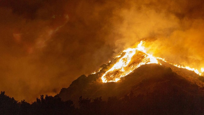 Đám cháy lớn trên một sườn đồi gần Somis, bang California, Mỹ đầu tháng 11. Ảnh: Getty