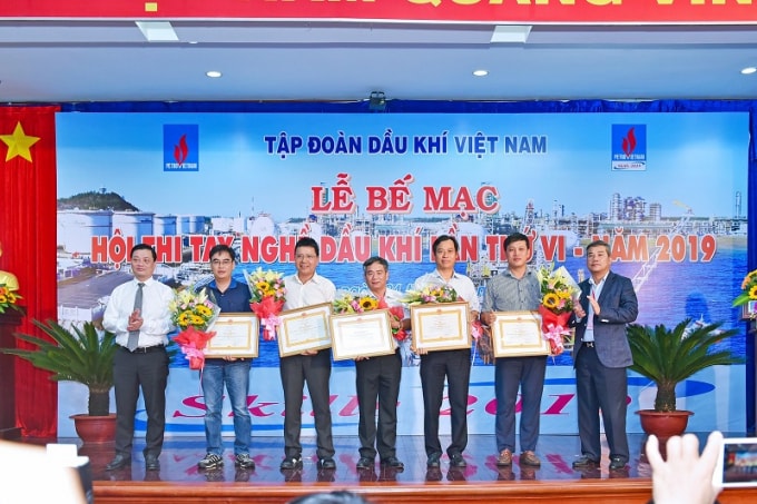 Lãnh đạo tỉnh BRVT và PVN trao giải toàn đoàn cho các đội thi