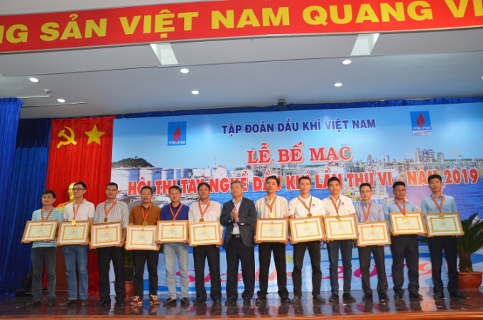 Ông Đỗ Chí Thanh - Phó Tổng giám đốc Tập đoàn, Trưởng Ban Tổ chức hội thi trao tặng Bằng khen cho các cá nhân đạt giải Nhất