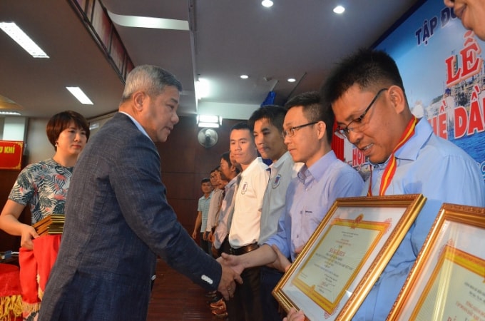 Ông Đỗ Chí Thanh - Phó Tổng giám đốc Tập đoàn, Trưởng Ban Tổ chức hội thi trao tặng Bằng khen cho các cá nhân đạt giải Nhất