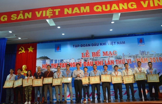 Ông Trần Quang Dũng, Trưởng ban Truyền thông và Văn hóa doanh nghiệp Tập đoàn trao tặng Bằng khen cho các cá nhân đạt giải Ba