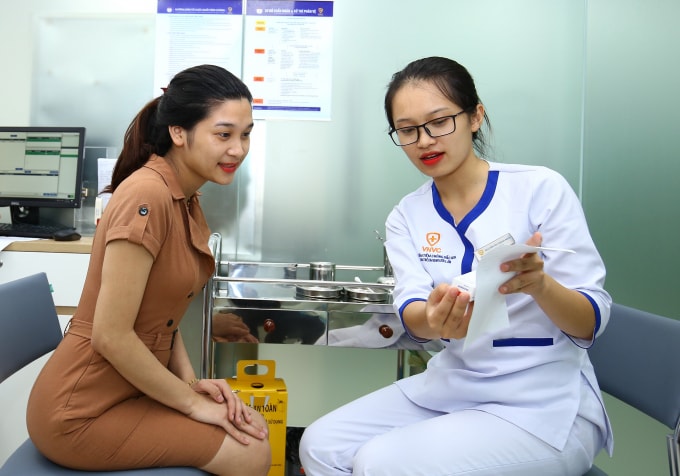 Người lớn cũng cần tiêm vắc xin phế cầu để bảo vệ bản thân và tránh lây bệnh cho các thành viên trong gia đình, đặc biệt là trẻ nhỏ.