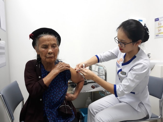 Nhiều người cao tuổi đã đến trung tâm tiêm chủng VNVC để tiêm vắc xin phòng bệnh do phế cầu khuẩn.