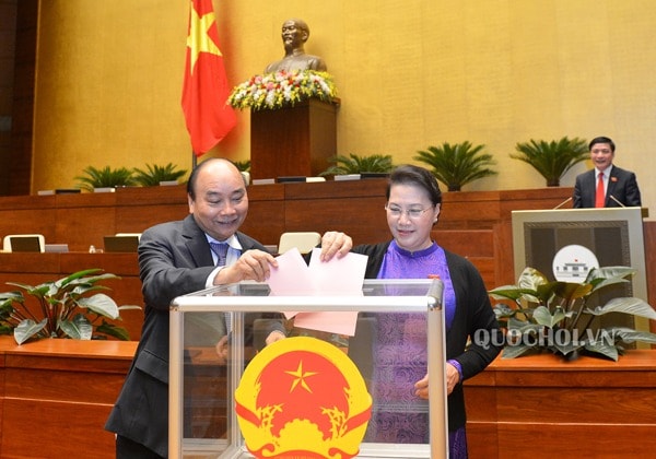 Thủ tướng Chính phủ và Chủ tịch Quốc hội bỏ phiếu miễn nhiệm Ủy viên UBTV Quốc hội, Chủ nhiệm Ủy ban Pháp luật của Quốc hội tại phiên họp chiều 22/11, Kỳ họp thứ 8 Quốc hội khóa XIV. Ảnh: Trung tâm Báo chí Quốc hội