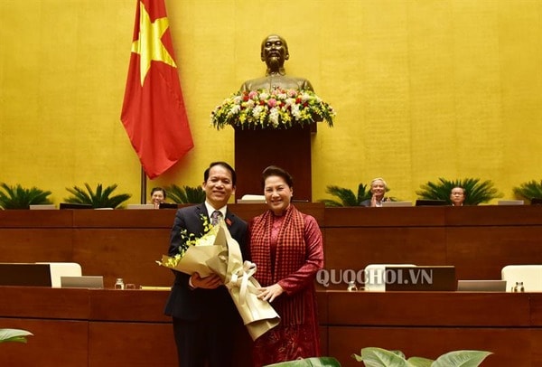 Chủ tịch Quốc hội Nguyễn Thị Kim Ngân tặng hoa, chúc mừng tân Chủ nhiệm Ủy ban Pháp luật khóa XIV của Quốc hội Hoàng Thanh Tùng. Ảnh: Trung tâm Báo chí Quốc hội