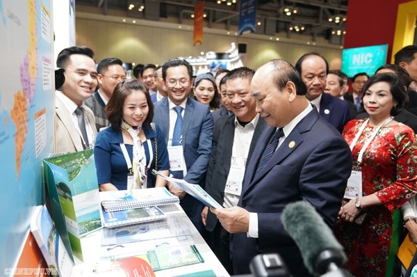 Thủ tướng thăm gian hàng Việt Nam tại Triển lãm Korea - ASEAN Invest. Ảnh: VGP