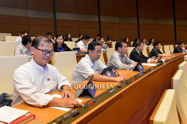Đại biểu Quốc hội tiến hành biểu quyết thông qua dự thảo Luật sửa đổi, bổ sung một số điều của Luật Cán bộ, công chức và Luật Viên chức. Ảnh: Trung tâm Báo chí Quốc hội