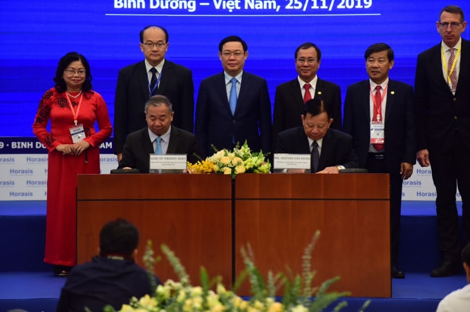 Phó Thủ tướng Vương Đình Huệ cùng các đại biểu chứng kiến lễ ký kết hợp tác giữa Công ty Becamex và Đại học Quốc gia Singapore về đổi mới sáng tạo. Ảnh: VGP
