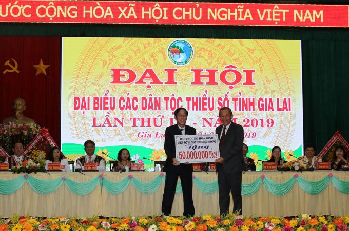 Phó Thủ tướng Trương Hòa Bình trao tặng 50 triệu đồng cho Trường Phổ thông dân tộc Đông Gia Lai. Ảnh: VGP