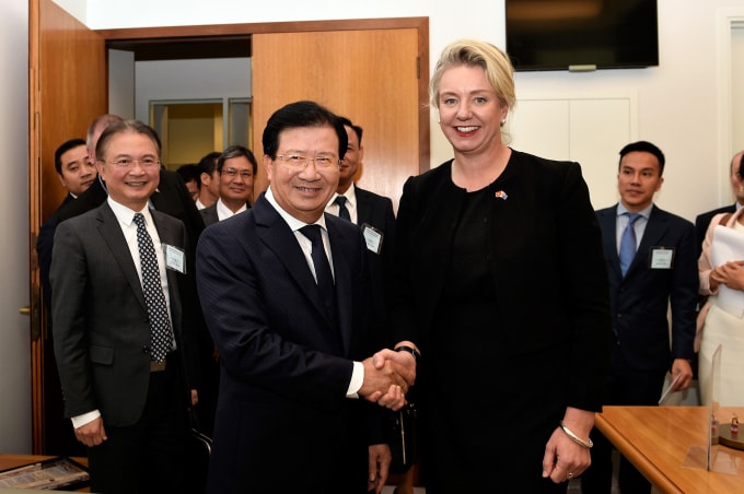 Phó Thủ tướng Trịnh Đình Dũng và Bộ trưởng Nông nghiệp Australia Bridget McKenzi. Ảnh: VGP