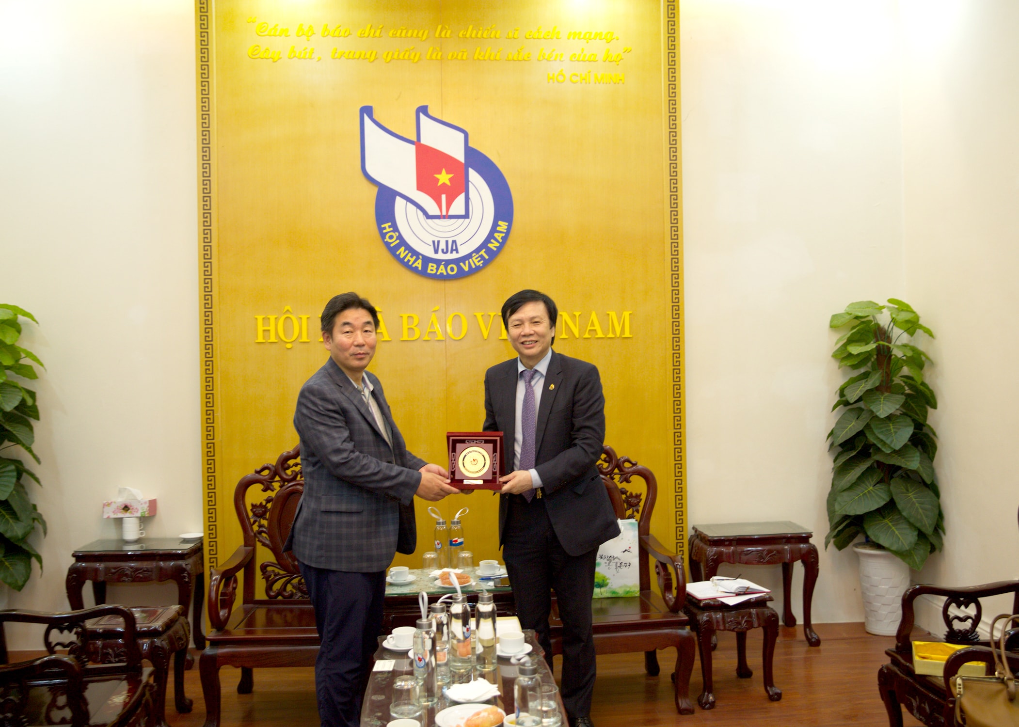 Đồng chí Hồ Quang Lợi, Phó Chủ tịch Thường trực Hội Nhà báo Việt Nam tặng quà lưu niệm cho ông Kim Young Man, Tổng Thư ký Hội Nhà báo Hàn Quốc. Ảnh: Sơn Hải
