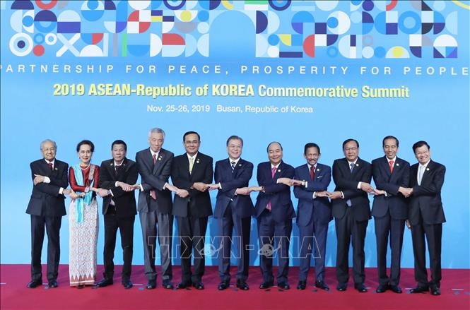 Thủ tướng Nguyễn Xuân Phúc, Tổng thống Hàn Quốc Moon Jae-in và các trưởng đoàn tham dự hội nghị chụp ảnh chung theo phong cách truyền thống của ASEAN. Ảnh: TTXVN.