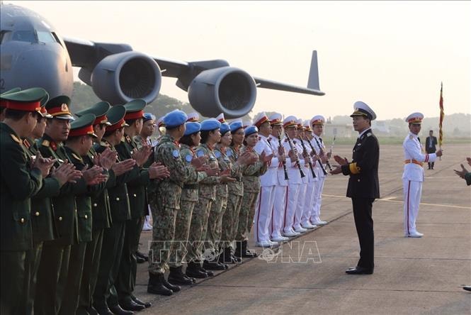 Chuẩn Đô đốc Nguyễn Trọng Bình, Phó Tổng Tham mưu trưởng Quân đội nhân dân Việt Nam động viên cán bộ, nhân viên Bệnh viện dã chiến cấp 2 số 2 trước khi sang Phái bộ Nam Sudan thực hiện nhiệm vụ. Ảnh: TTXVN.