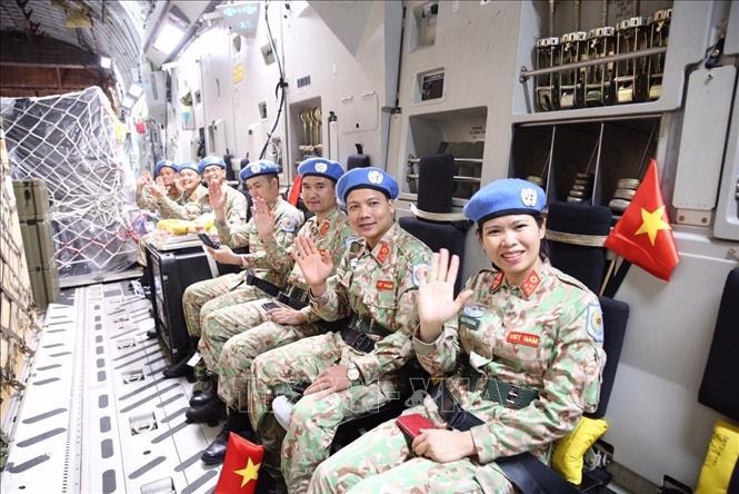 Cán bộ, chiến sĩ Bệnh viện dã chiến cấp 2 số 2 trên máy bay vận tải quân sự Boeing C-17 Globemaster III của Không quân hoàng gia Australia lên đường làm nhiệm vụ tại Phái bộ Nam Sudan. Ảnh: TTXVN.