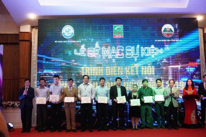 Ban Tổ chức trao tặng chứng nhận cho đại diện các đơn vị tham gia Techdemo 2019