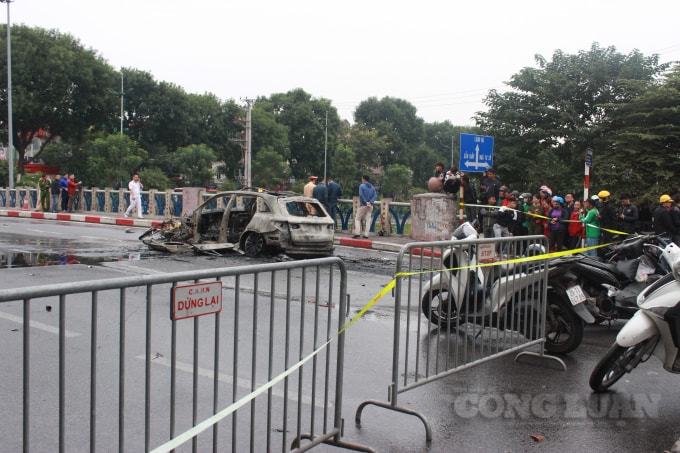 Ô tô Mercedes gây tai nạn liên hoàn tại ngã tư Lê Văn lương - Nguyễn Ngọc Vũ (quận Cầu Giấy) khiến một người tử vong tại chỗ