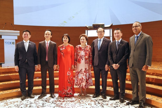 Chủ tịch FLC cùng các lãnh đạo của SGX và Liên đoàn kinh doanh Singapore tại Lễ khai sàn chứng khoán Singapore sáng 25/11.