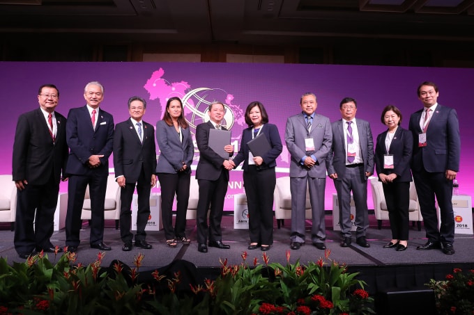 Tập đoàn T&T Group, đại diện bởi ông Doãn Tuấn Anh, Phó Tổng giám đốc (thứ năm từ trái sang) và Tập đoàn YCH, đại diện bởi Bà Chan Yoke Ping, Giám đốc khu vực (thứ năm từ phải sang) trao Biên bản ghi nhớ hợp tác dưới sự chứng kiến của Hội đồng tư vấn kinh doanh ASEAN.