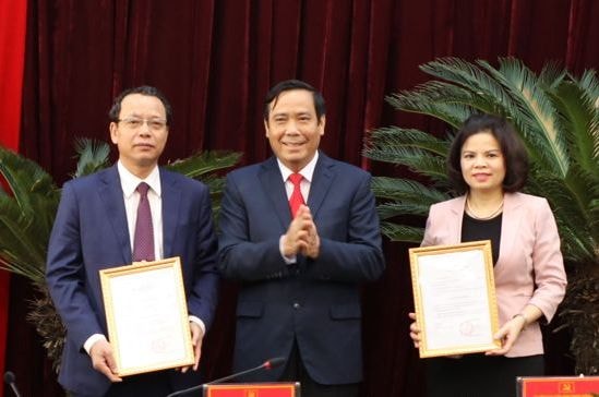 Phó Trưởng Ban Thường trực Ban Tổ chức Trung ương Nguyễn Thanh Bình trao quyết định cho đồng chí Nguyễn Hương Giang và đồng chí Nguyễn Quốc Chung (ảnh st)