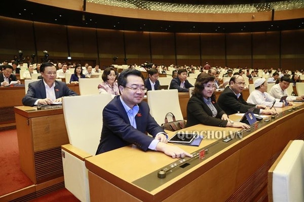 Đại biểu Quốc hội biểu quyết thông qua Nghị quyết. Ảnh: Trung tâm Báo chí Quốc hội