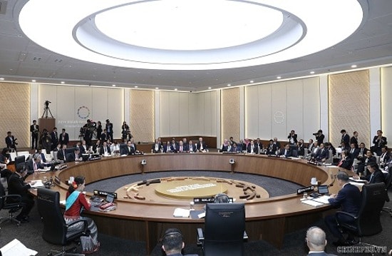 Thủ tướng Nguyễn Xuân Phúc cùng các nhà lãnh đạo ASEAN và Tổng thống Hàn Quốc Moon Jae-in tham dự Phiên họp thứ nhất. Ảnh: VGP