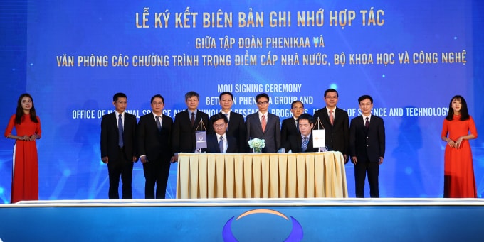 Phó Thủ tướng Vũ Đức Đam và các đại biểu chứng kiến lễ ký kết biên bản ghi nhớ hợp tác giữ tập đoàn Phenikaa và Bộ KHCN. Ảnh: VGP