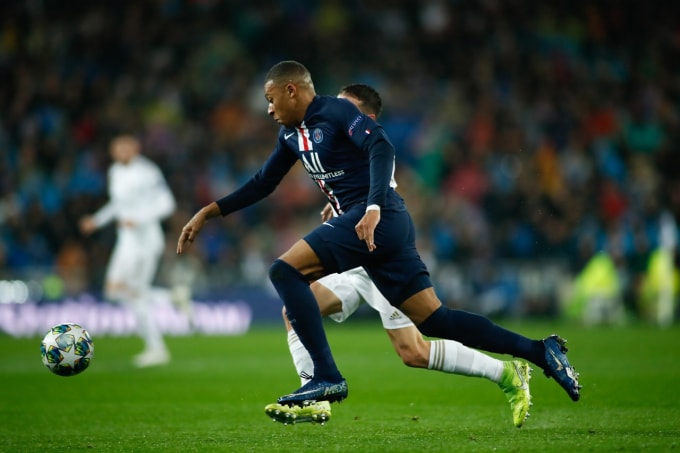 Mbappe rút ngắn cách biệt cho PSG. Ảnh: Getty