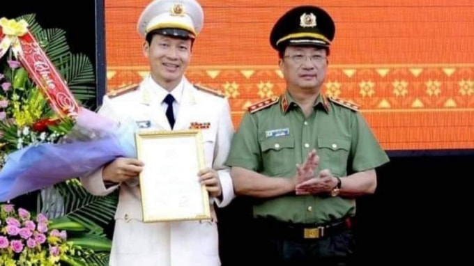 Thượng tướng Nguyễn Văn Thành, Thứ trưởng Bộ Công an trao quyết định điều động và bổ nhiệm cho Đại tá Vũ Hồng Văn. Ảnh: GT.