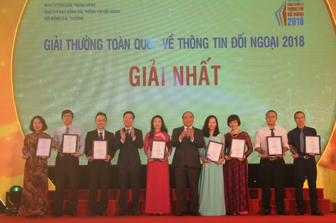 Thủ tướng Nguyễn Xuân Phúc và đồng chí Võ Văn Thưởng, Ủy viên Bộ Chính trị, Bí thư Trung ương Đảng, Trưởng ban Tuyên giáo Trung ương trao giải Nhất cho các tác giả, nhóm tác giả năm 2018.