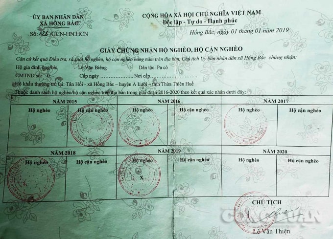 Giấy chứng nhận hộ nghèo đã được UBND xã Hồng Bắc cấp cho gia đình anh Biêng (Ảnh: Cái Văn Long).
