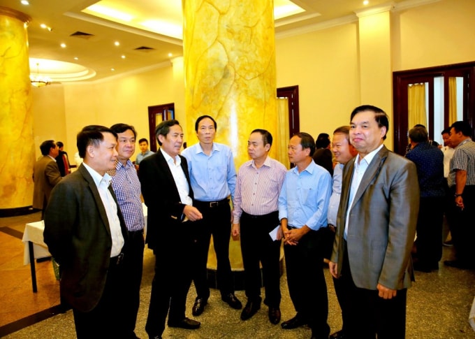 Các đại biểu thảo luận bên hành lang Hội nghị.