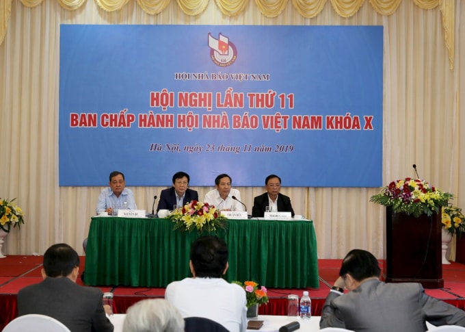 Các đồng chí chủ trì Hội nghị: Thuận Hữu - Ủy viên T.Ư Đảng, Tổng Biên tập báo Nhân Dân, Phó Trưởng ban Tuyên giáo T.Ư, Chủ tịch Hội Nhà báo Việt Nam; Hồ Quang Lợi - Phó Chủ tịch Thường trực Hội Nhà báo Việt Nam; Mai Đức Lộc - Phó Chủ tịch Hội Nhà báo Việt Nam; Nguyễn Bé - Phó Chủ tịch Hội Nhà báo Việt Nam.