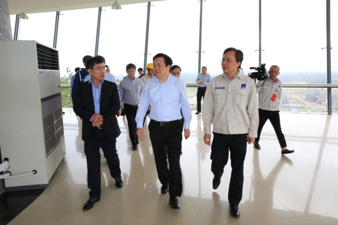 Đồng chí Nguyễn Hoàng Anh - Ủy viên Trung ương Đảng, Chủ tịch Ủy ban Quản lý vốn Nhà nước tại Doanh nghiệp đầu đoàn công tác thăm NMLD Dung Quất
