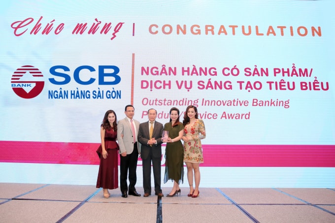 Đại diện SCB nhận giải thưởng – Ngân hàng có sản phẩm dịch vụ sáng tạo tiêu biểu năm 2019 cho sản phẩm thẻ tín dụng quốc tế S-Care.