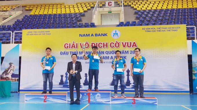Ông Hoàng Việt Cường – Phó Tổng Giám đốc Nam A Bank trao giải cho các kỳ thủ xuất sắc mùa giải năm nay.