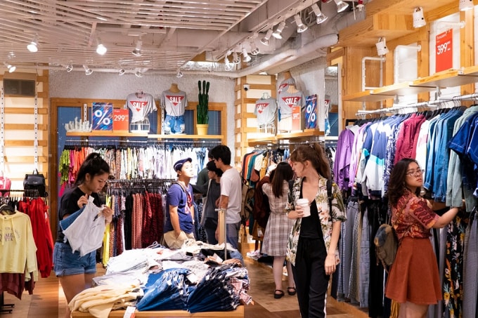 Thời trang luôn là mặt hàng được quan tâm nhất trong mỗi dịp Black Friday.