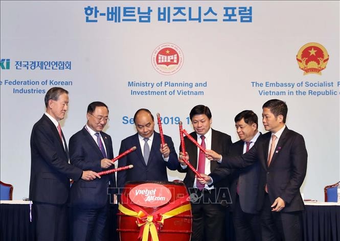 Thủ tướng Nguyễn Xuân Phúc và các đại biểu thực hiện nghi thức công bố khai thác loạt đường bay mới đến và đi Seoul từ Đà Lạt, Cần Thơ, Nha Trang và Phú Quốc của Hãng hàng không Vietjet. Ảnh: TTXVN