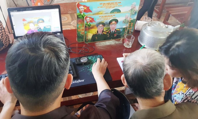 Người dân cho rằng, công ty chèo kéo chụp tấm ảnh chân dung lớn bằng nhựa mica, xung quanh viền nhôm có giá gần 1 triệu đồng là quá đắt so với thị trường.