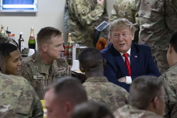 Ông Trump dùng bữa cùng lính Mỹ tại Afghanistan. Ảnh: Reuters