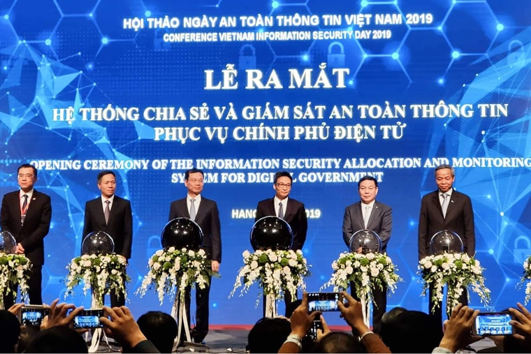 Phó Thủ tướng Chính phủ Vũ Đức Đam và các đại biểu thực hiện nghi thức bấm nút khai trương. Ảnh: Giang Phạm
