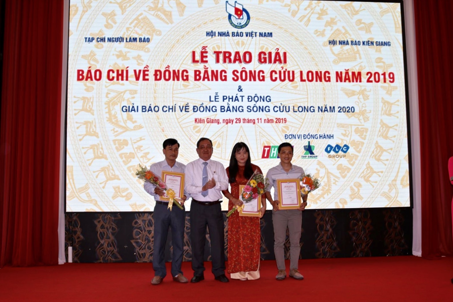Nhà báo Nguyễn Bé, Phó Chủ tịch Hội Nhà báo Việt Nam, Trưởng Ban chỉ đạo Giải trao giải cho tác giả đoạt giải Nhất. Ảnh: PV