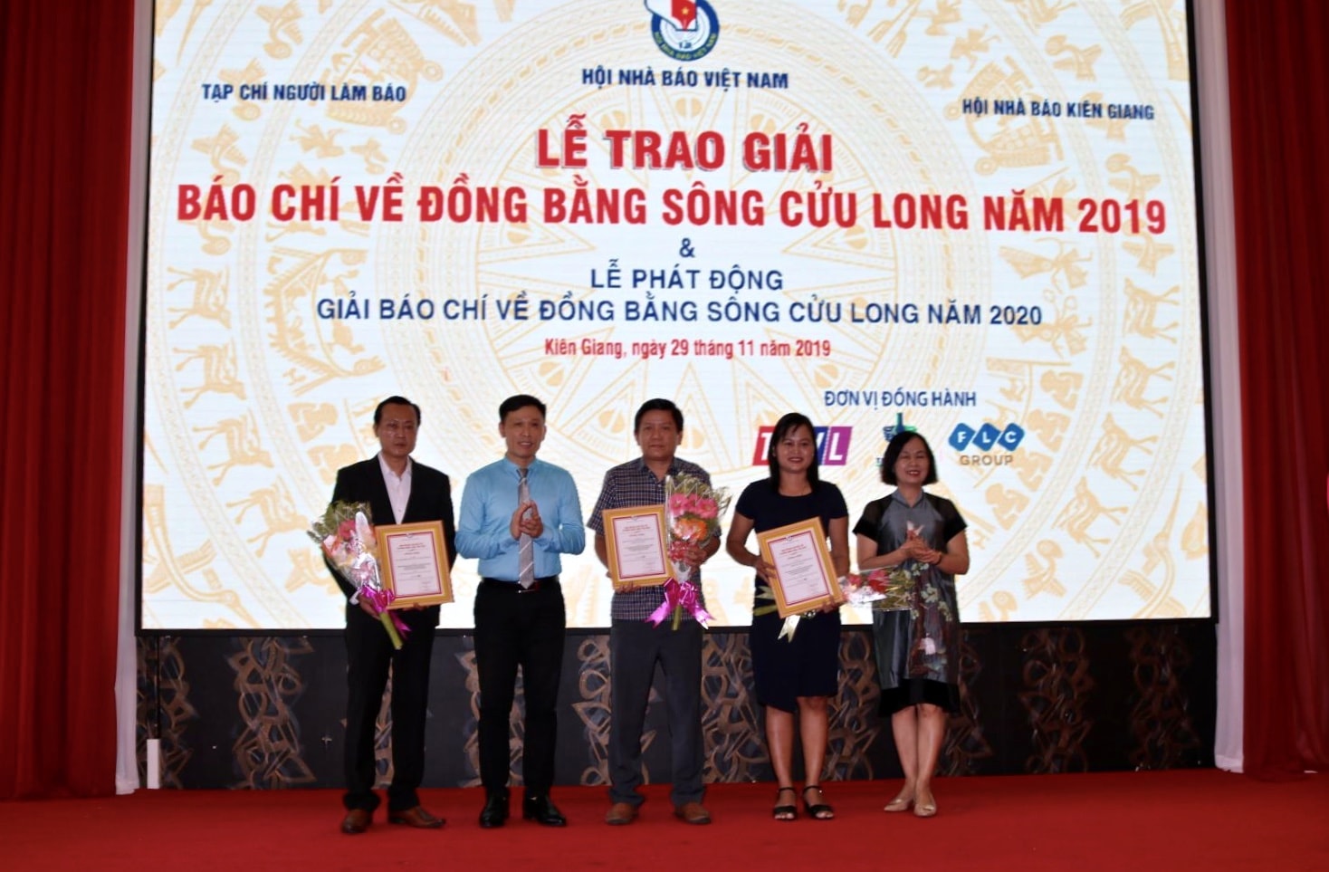 PGS.TS Nguyễn Thành Lợi, Trưởng ban Tổ chức giải trao giải cho các tác giả đoạt giải Ba. Ảnh: PV