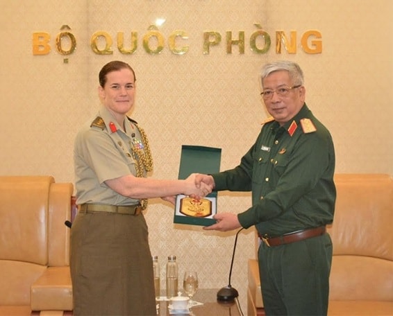Thượng tướng Nguyễn Chí Vịnh trao quà lưu niệm tặng Đại tá Nerolie McDonald. Ảnh: BQP.
