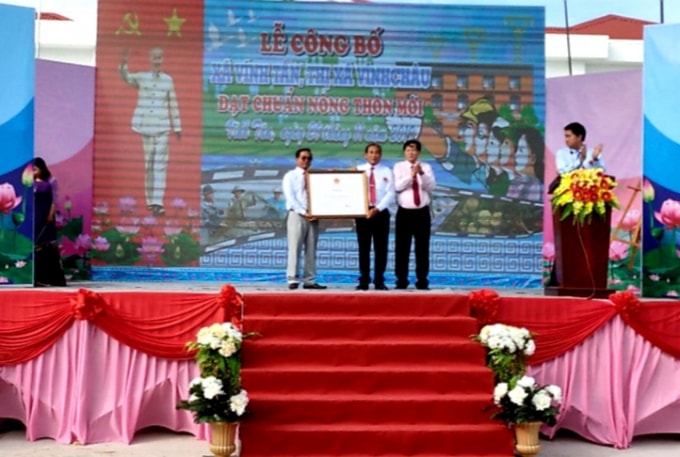 Lãnh đạo tỉnh Sóc Trăng trao Quyết định công nhận xã Vĩnh Tân đạt chuẩn Nông thôn mới.