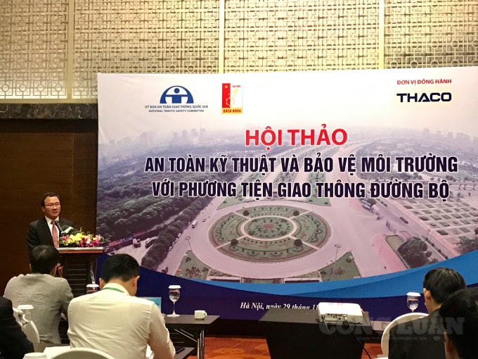 Phó chủ tịch Ủy ban an toàn giao thông quốc gia Khuất Việt Hùng phát biểu tại hội thảo